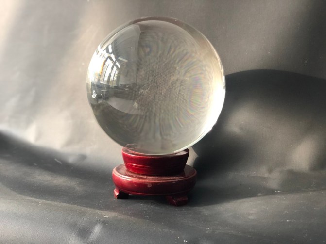 Glazen bol op sokkel
